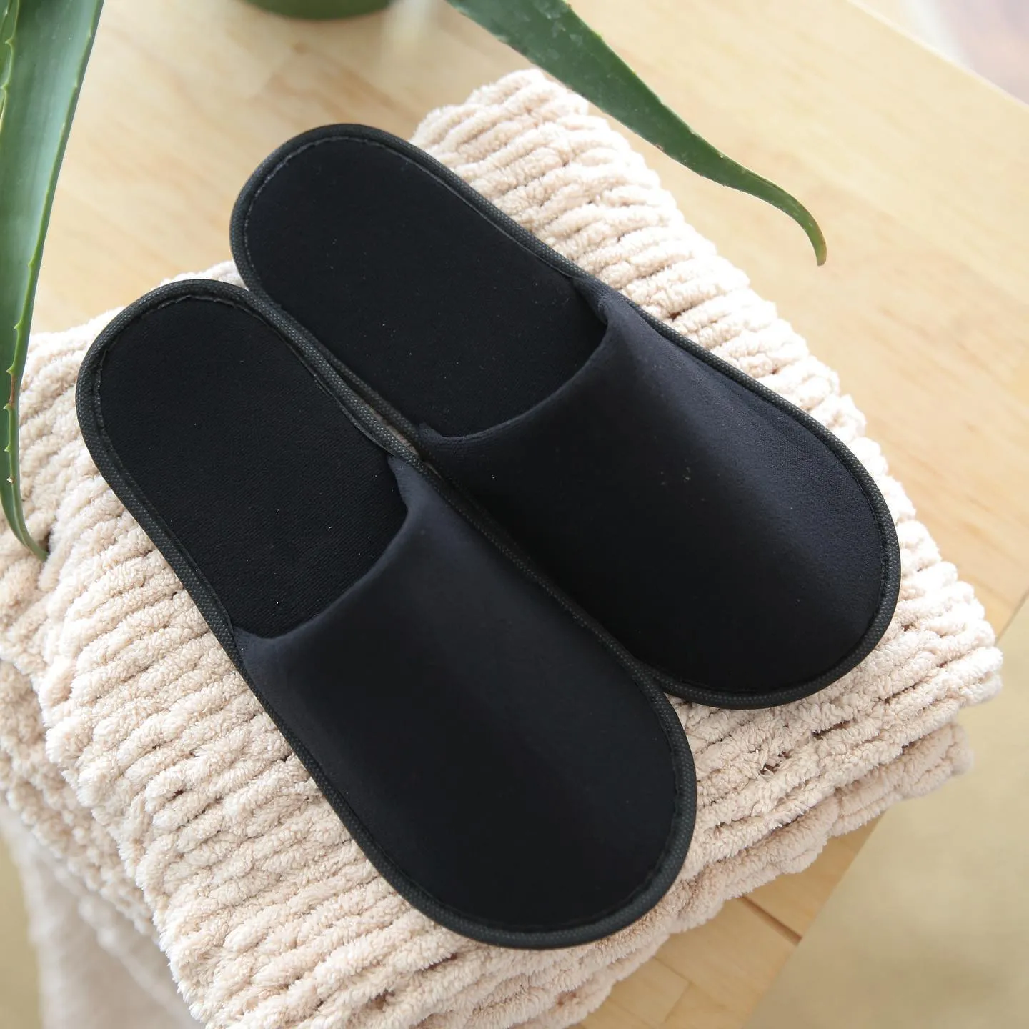 Chochili Black 10 Pairs Fabric Packed Terry Cotton Disposable Hotel Slippers for Airbnb Spa Wedding Guests Adult Men Women Size 10-11