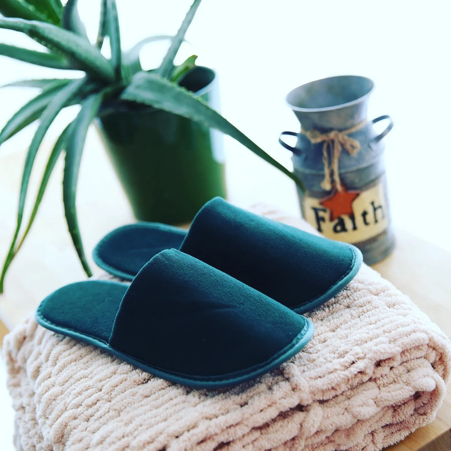 Chochili Black 10 Pairs Fabric Packed Terry Cotton Disposable Hotel Slippers for Airbnb Spa Wedding Guests Adult Men Women Size 10-11